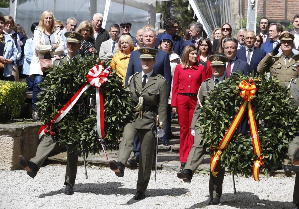 El descendiente Pedro Velarde González-Torre, la presidenta del Gobierno y el alcalde realizan la ofrenda floral tras el acto institucional.