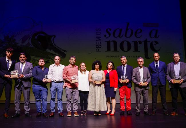 Foto de familia con los premiados en la pasada edición.