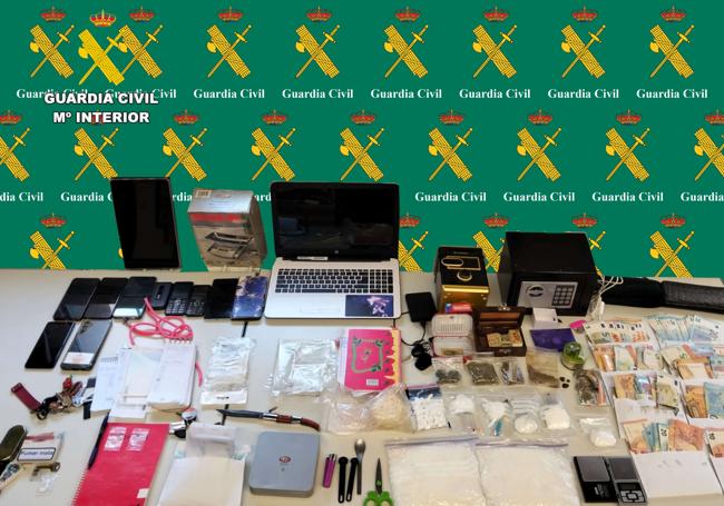 Sustancias estupefacientes, dinero en efectivo, móviles y demás objetos encontrados por la Guardia Civil en los dos pisos de Muriedas.
