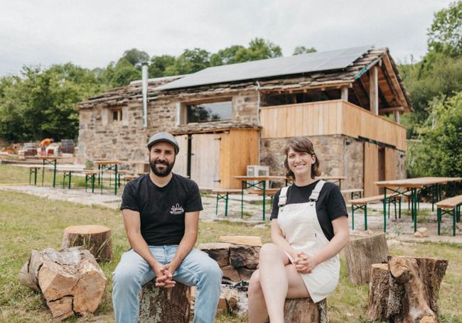 Aitor Lobato y Sarah Hart, artífices del proyecto La Llediría, en Merilla (San Roque de Riomiera).
