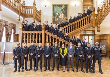 Los nuevos agentes de la Policía Local de Santander, este viernes, durante el acto de bienvenida que ha tenido lugar en el Palacio de la Magdalena, presidido por la alcaldesa, Gema Igual.