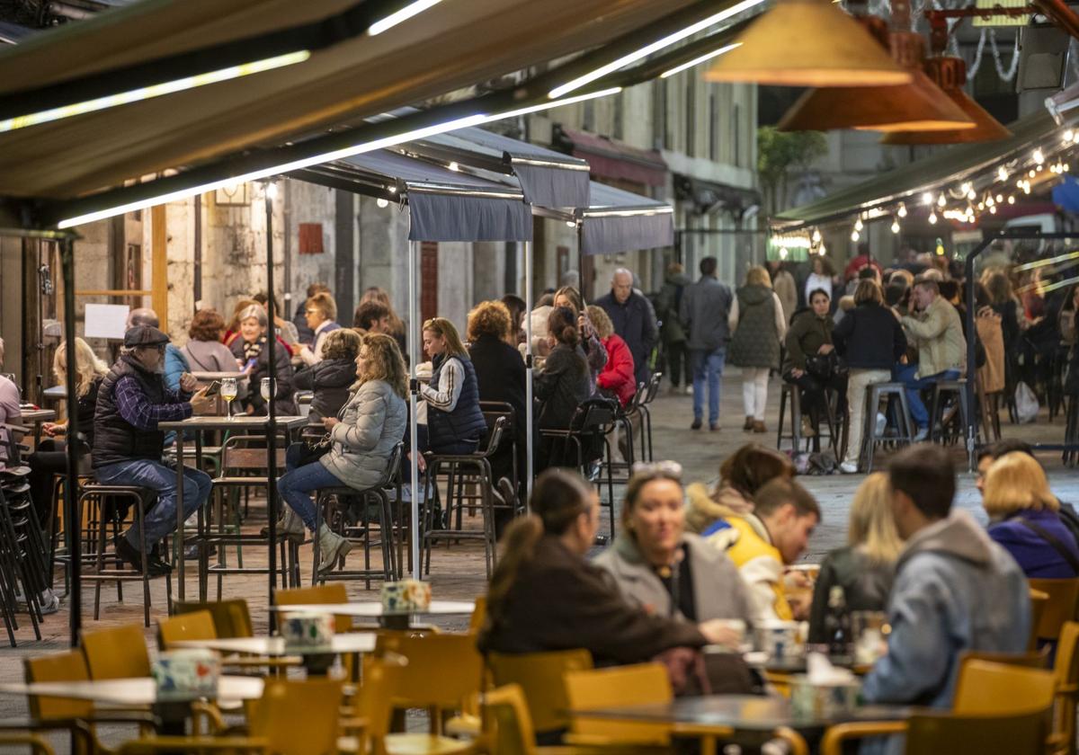 La ordenanza de terrazas de Santander no estará lista este verano y los vecinos lo tildan de «vergüenza»