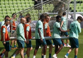 Los jugadores del Racing cargan con una portería durante un entrenamiento en los Campos de Sport de El Sardinero.
