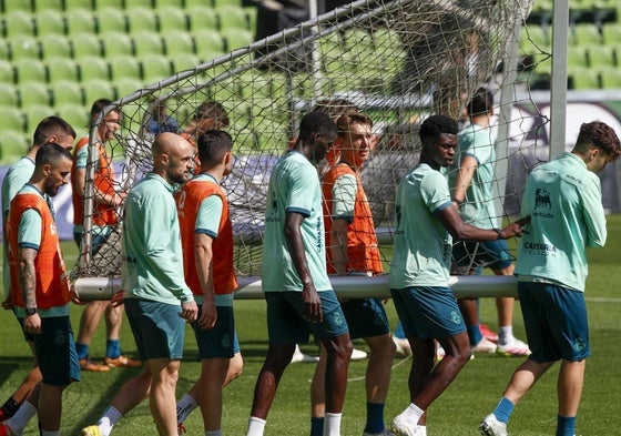 Los jugadores del Racing cargan con una portería durante un entrenamiento en los Campos de Sport de El Sardinero.
