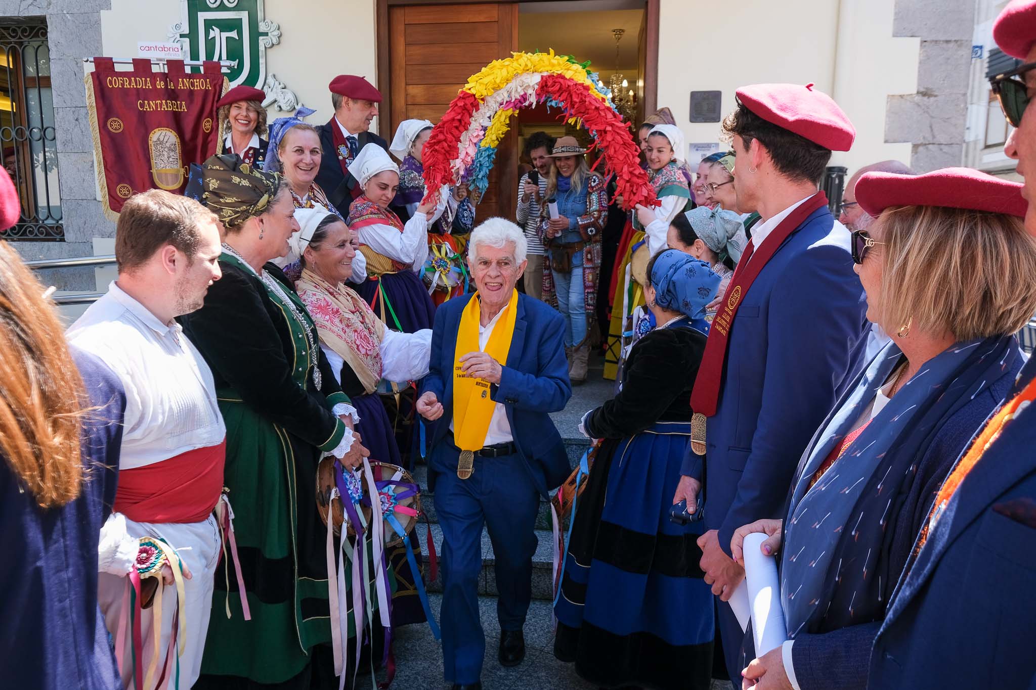 Montesinos a su salida del teatro, rodeado del grupo de danzas Virgen de la Nieves de Tanos, de Torrelavega. 