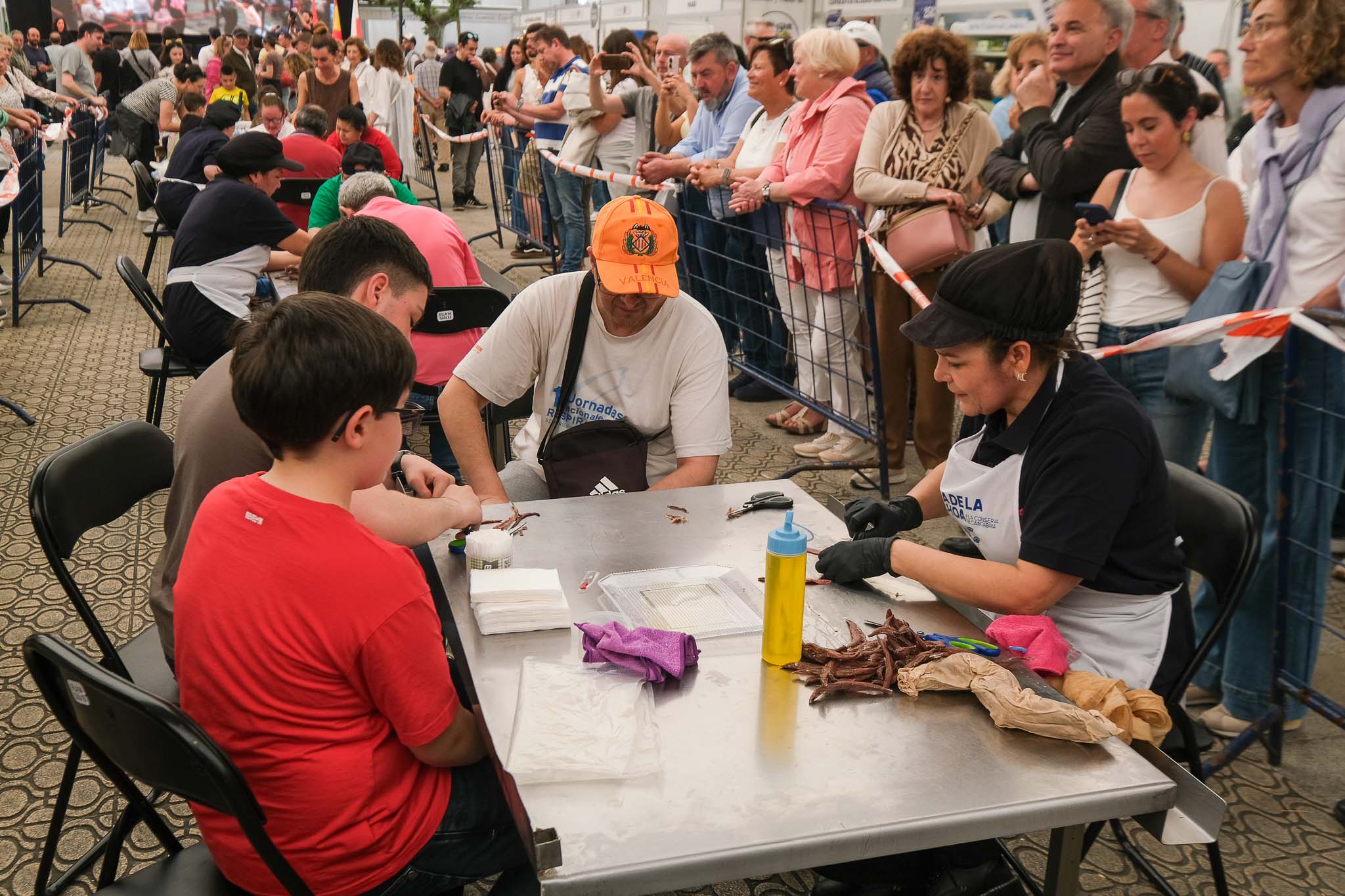 Los visitantes han participado en los talleres para aprender a elaborar anchoas. 