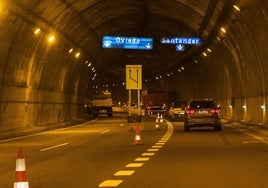 Nudo de Torrelavega. Trabajos en el interior de uno de los túneles de la autovía de La Meseta (A-67) a su paso por el nudo de Torrelavega, donde las obras deberían estar concluidas este mismo verano.