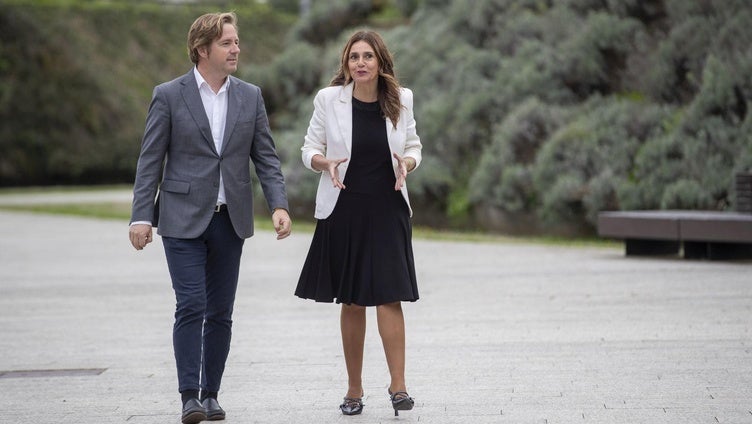 Pablo Diestro y Paula Fernández caminan juntos por el parque de Las Llamas de Santander