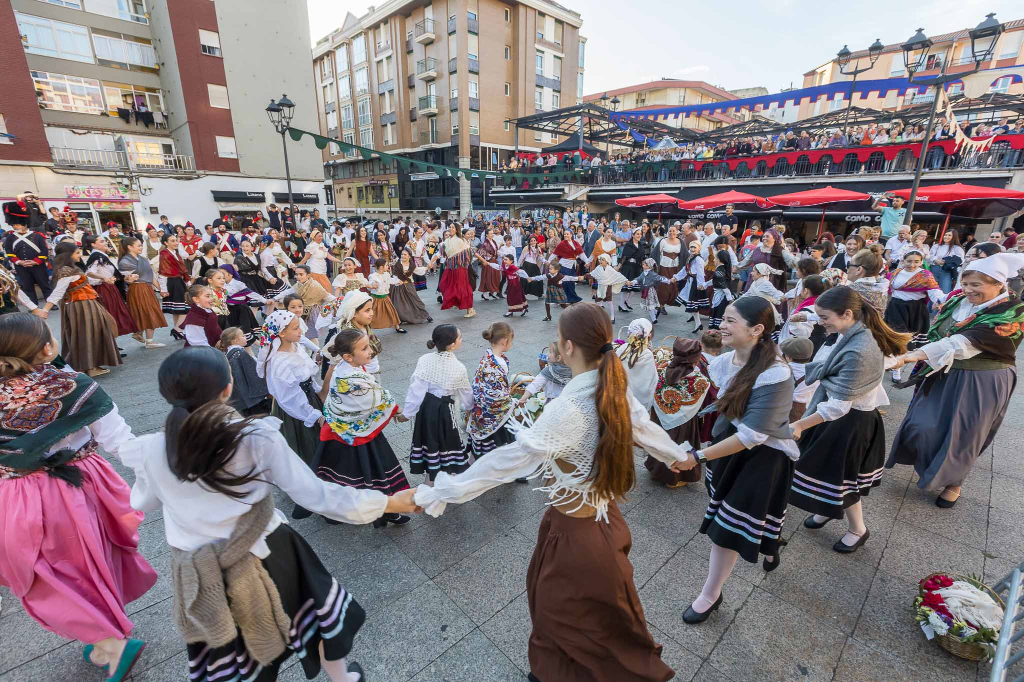 Las mujeres y los niños bailando en grandes corros en la plaza de La Constitución donde se cerró el desfile este sábado. 