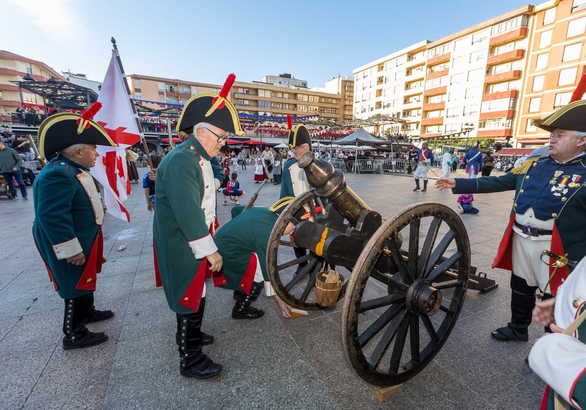 Un momento del gran desfile de la guerra de la libertad por las calles de Camargo con soldados del bando español manipulando un cañón.