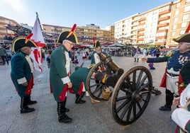 Un momento del gran desfile de la guerra de la libertad este sábado en Camargo con soldados del bando de los españoles manipulando un gran cañón