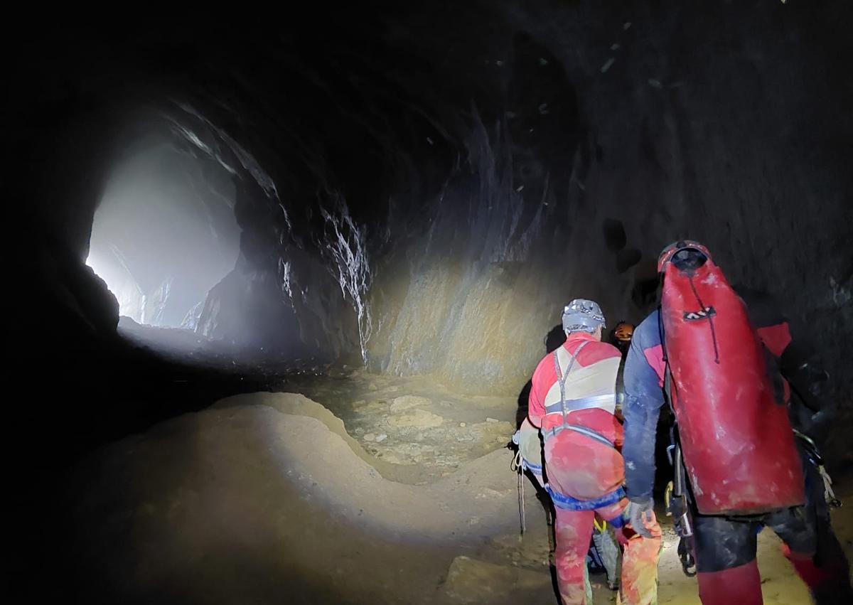 Imagen secundaria 1 - Rescatado un espeleólogo de 60 años en una cueva de Arredondo