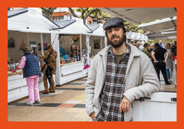 David Uclés en la Feria del Libro de Torrelavega donde presentó su novela.