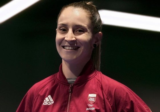 La karateca santanderina Nadia Gómez posa con su uniforme de seleccionadora en Catar, en Arabia Saudí.