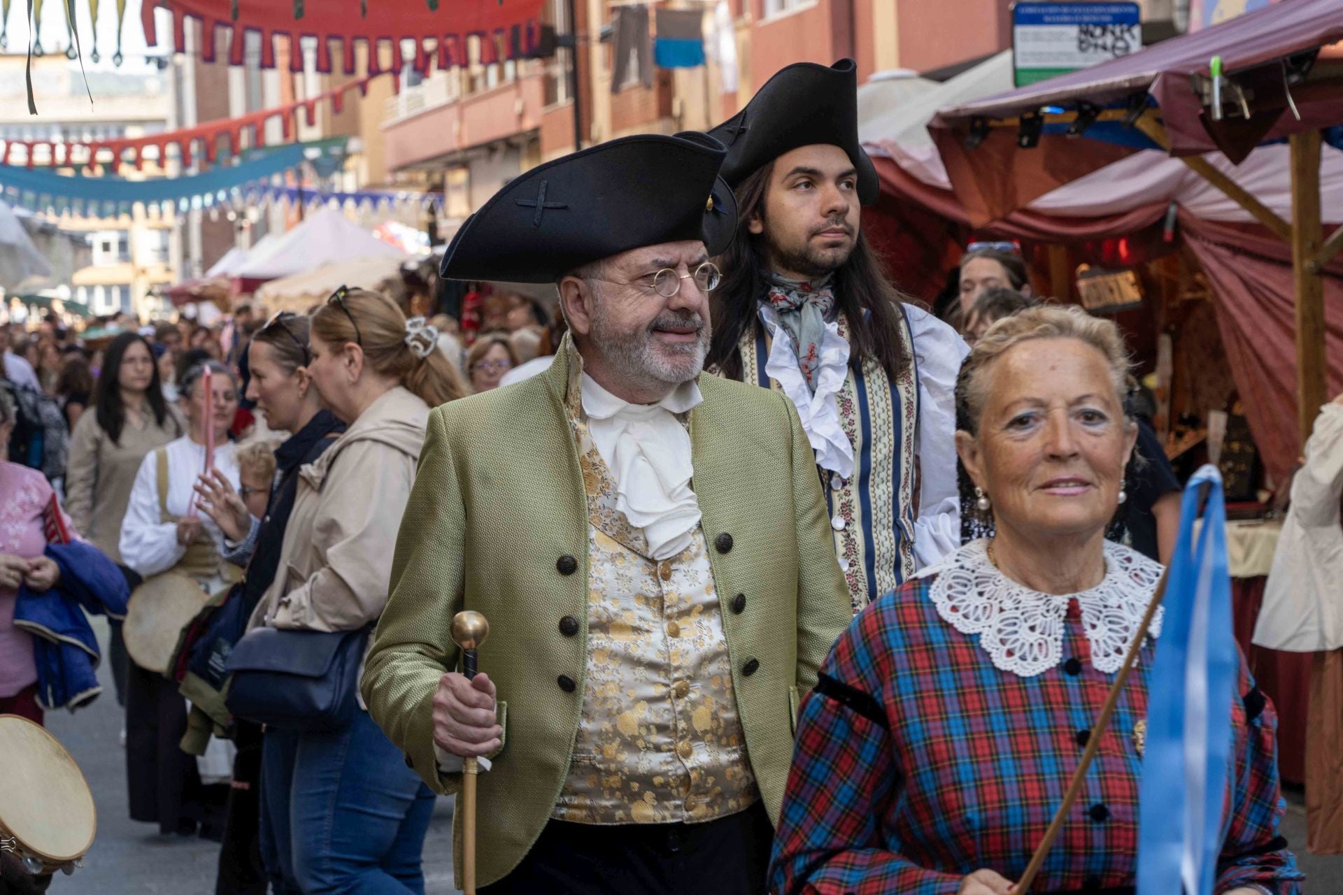 El público y los colectivos históricos pusieron su granito de arena para ir ataviados de época durante el Dos de Mayo. 