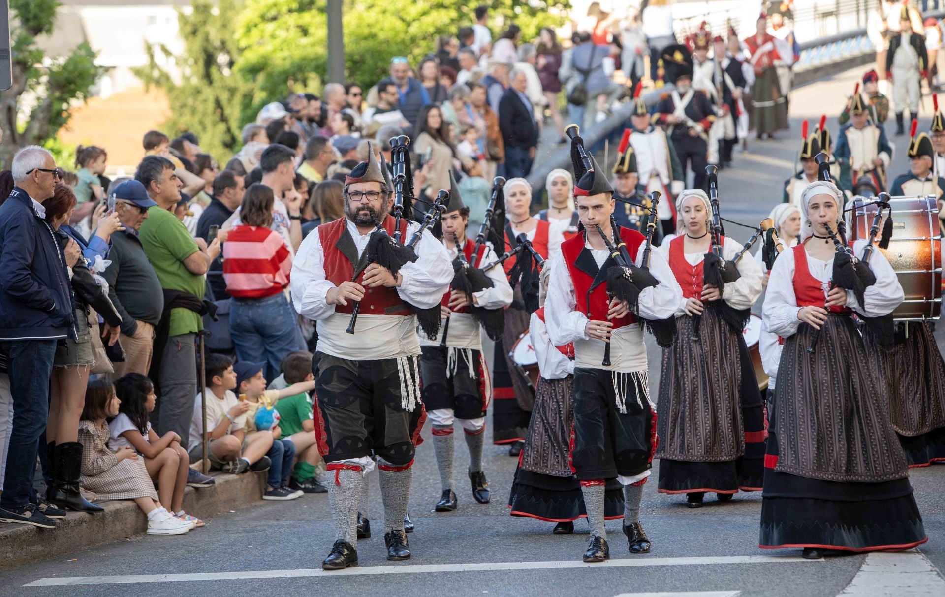 Las bandas de gaiteros participaron activamente en el desfile del sábado que cambió su itinerario habitual. 