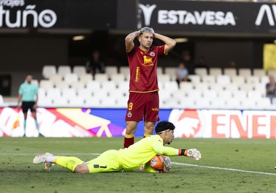Arana se lamenta en una acción en la que Pablo Campos agarra la pelota sobre el suelo.