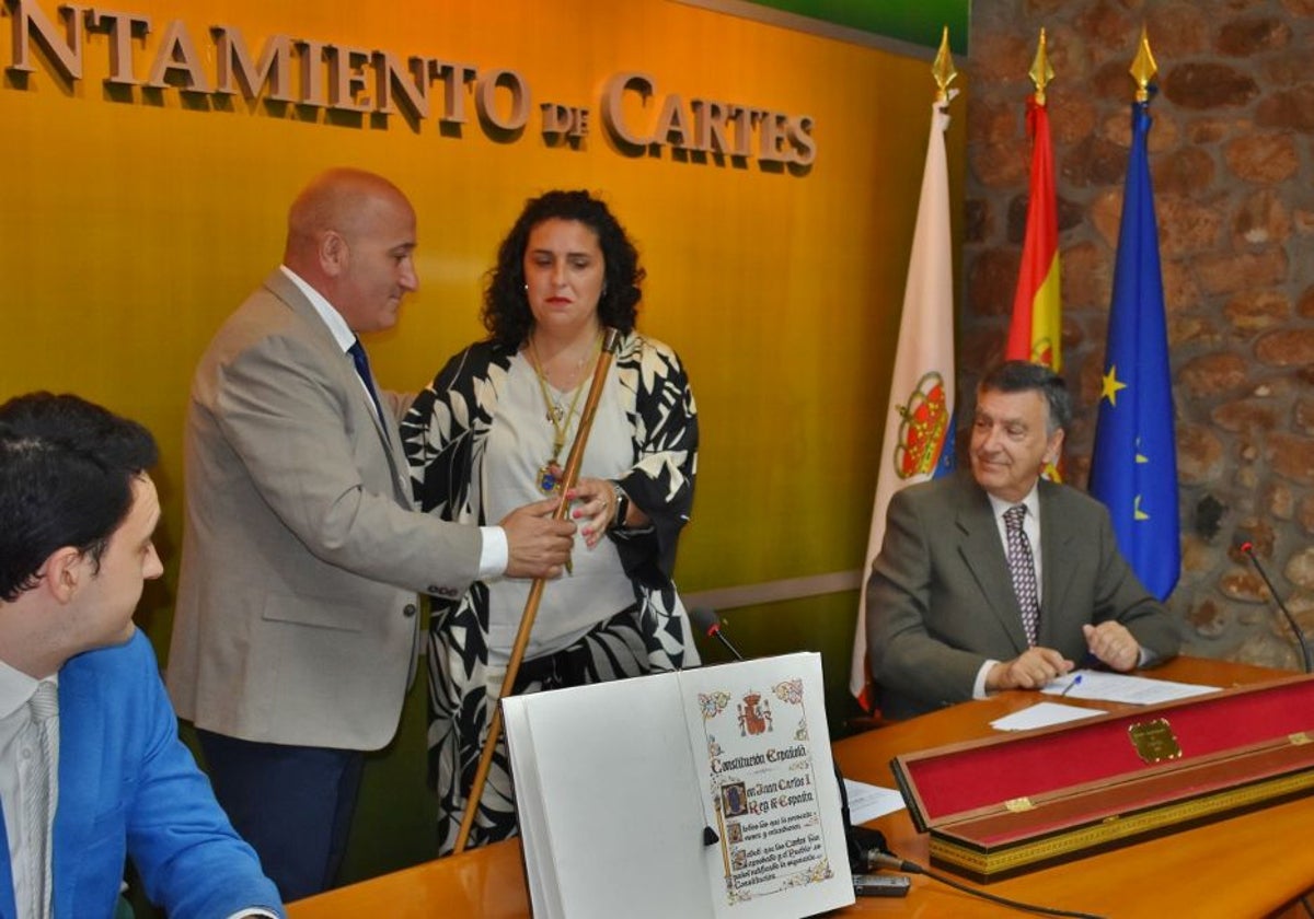 Lorena Cueto toma posesión como alcaldesa de Cartes y se convierte en la primera mujer al frente del Ayuntamiento