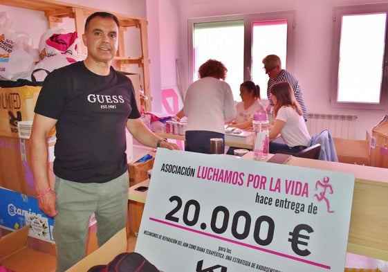 Ricardo Martínez en la sede de Luchamos por Vida, con voluntarios cerando los últimos flecos.