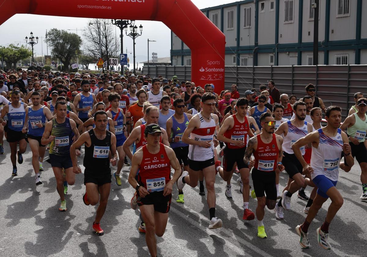 Los atletas de la media maratón y los seis kilómetros, tras la salida.