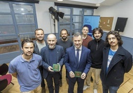 Delante (de izda a dercha): Juan Trueba, Víctor Lamadrid, Luis Martínez Abad y Diego Aramburu. Detrás: Sergio Ruiz, Carlos Martínez, Nacho Solana y Daniel Ortega durante la presentación ayer, en la Filmoteca Mario Camus, de la nueva edición de catálogo 'Cantabria en corto'.