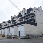 Uno de los dos edificios que se han levantado en la parcela ubicada junto al McDonald's de la S-20, ya muy avanzado.