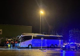 Los trabajadores de la planta de Puente San Miguel partieron a las 6.00 horas hacia Madrid.