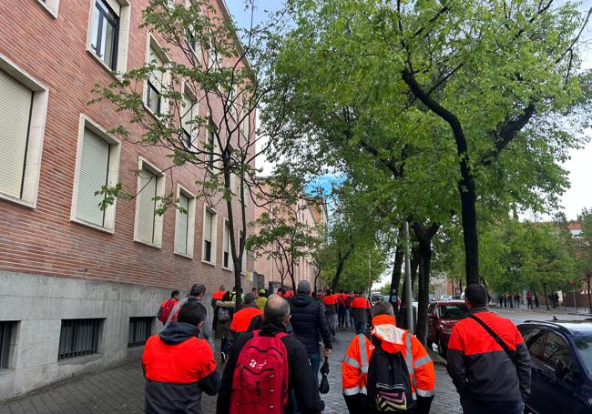 Los trabajadores abandonan la embajada japonesa y vuelven a los autobuses.