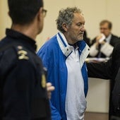 El acusado recibe explicaciones de su abogado antes de ser condenado.