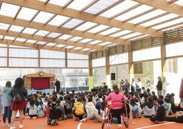 Familias, alumnos y profesores celebran la inauguración de la pista cubierta, hace unas semanas, en el patio escolar.