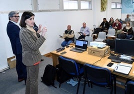 La alcaldesa de Santander, Gema Igual, da la bienvenida a las quince personas que se formarán en el Centro Municipal de Formación y Empleo, ubicado en el Barrio Pesquero.