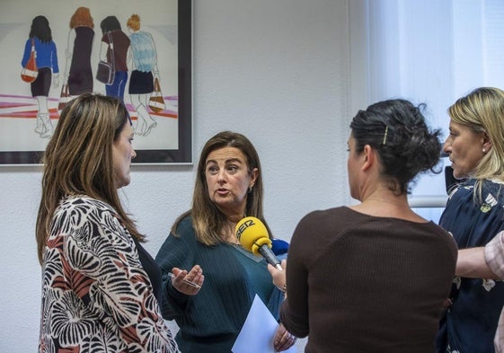 La consejera de Inclusión, Begoña Gómez del Río, se dirige a los medios junto a la directora del Icass, Carmen Arce.