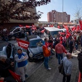 Concentración de delegados sindicales frente a la sede de Pymetal, en Santander.