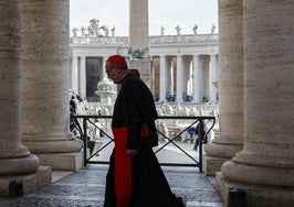 Un cardenal camina por el exterior de la basílica de San Pedro antes del Cónclave de hoy.