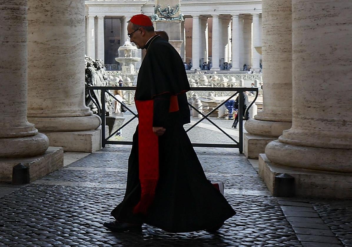 Un cardenal camina por el exterior de la basílica de San Pedro antes del Cónclave de hoy.
