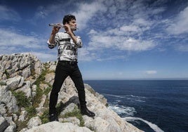 El músico santanderino Juan Saiz, tocando la flauta travesera.