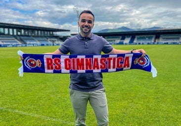 Mario Gutiérrez Tagle posa en El Malecón con una bufanda blanquiazul.