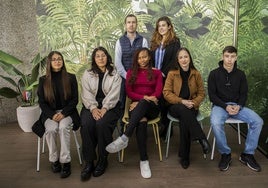 De izquierda a derecha y de arriba abajo: Andrés Villar (mentor), Elena Rivas (tutora), Victoria Abril, Jennyfer Elvira, Secundina María Cristina Esono, Rosa Martínez y Mario Arriarán (estudiantes).