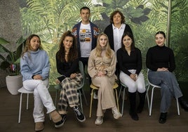 De izquierda a derecha y de arriba abajo: Rubén Suárez (jefe de departamento), Natalia Solana (tutora), Paula Rado, Lucía García, Sofía Sánchez, Celia Álvarez y Sharid Saray Fuentes (estudiantes).