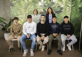 De izquierda a derecha y de arriba abajo: María Eugenia Antón (directora), Genoveva Soriano (tutora), Daniel Venero, Miguel García, Daniel Santos, Yeferson Bustamante y Asier García (estudiantes).