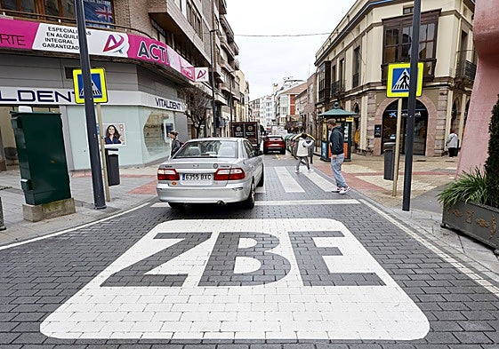 Un vehículo accede a la calle Ruiz Tagle, una de las incluidas dentro de la ZBE de Torrelavega.