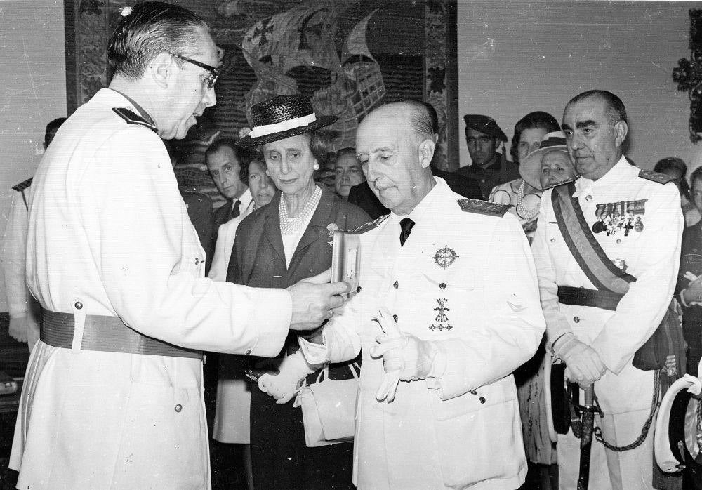 Franco acompañado por su esposa, Carmen Polo, y el vicepresidente del Gobierno en ese momento, el almirante Carrero Blanco, recibe la Llave de Oro.