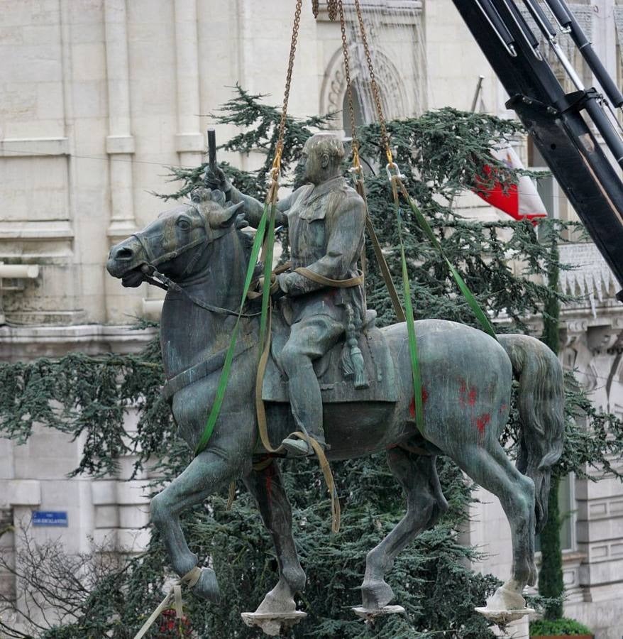 Operarios retiran la estatua de Franco, en 2008, ubicada en la Plaza del Ayuntamiento de la capital cántabra.
