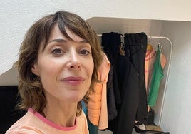 Ruth Díaz se hace un selfie en su camerino del Teatro Maravillas.