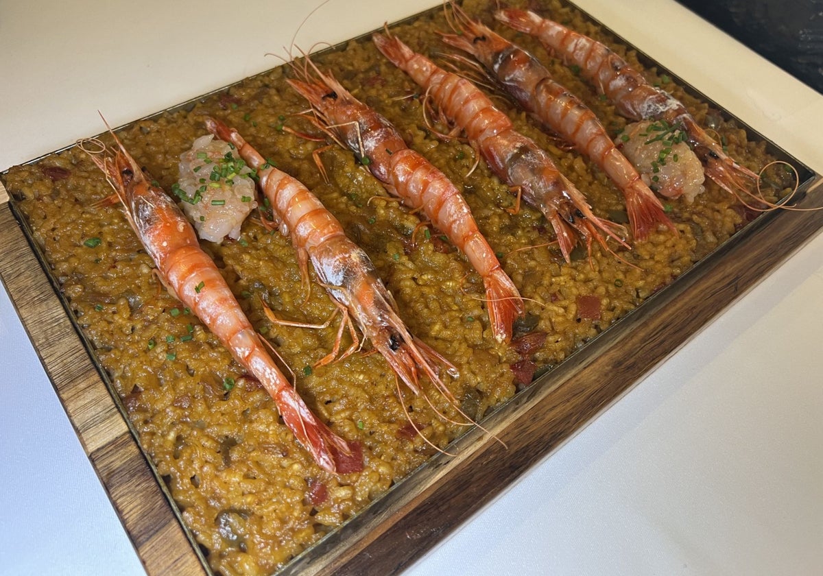 Arroz con gambas rojas y su tartar ahumado presentado en llauna.