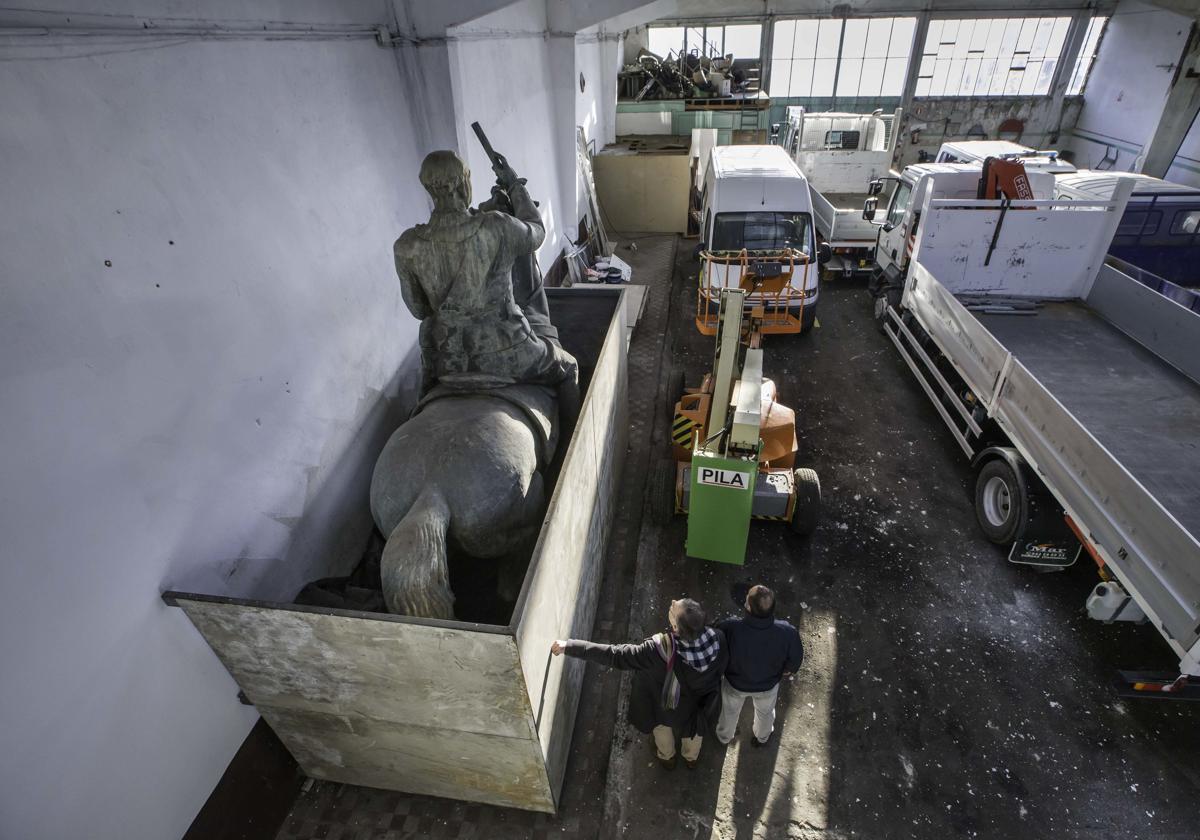 La estatua de Francisco Franco, protegida por una estructura metálica y chapas de acero, fue depositada en el almacén municipal de Cajo junto a vehículos del Ayuntamiento de Santander.