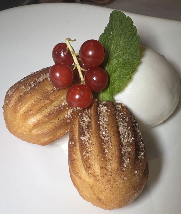 Imagen secundaria 2 - Pan de queso frito, verdinas con calamar y churros rellenos de dulce de leche.