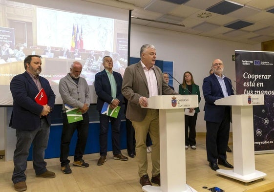 El consejero de Economía, Luis Ángel Agüeros, y el gerente de Sogiese, Juan Llanes, comparecen junto a los representantes de las entidades regionales participantes en los proyectos que han obtenido financiación.
