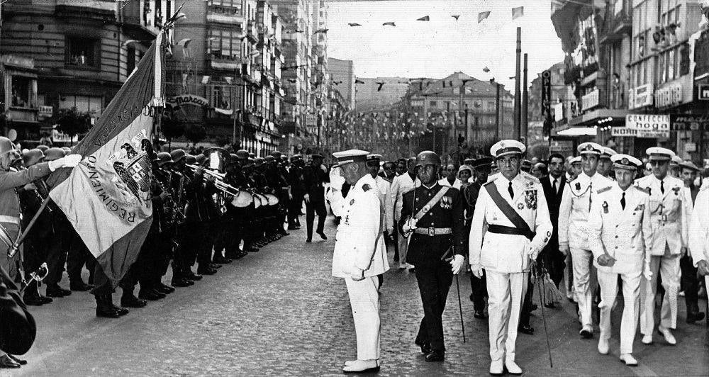 Francisco Franco saluda a la bandera de España, en la plaza del Ayuntamiento de Santander, en la Semana Naval.