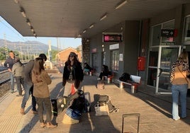 Viajeros esperando en la estación de Torrelavega al Alvia a Madrid de primera hora.